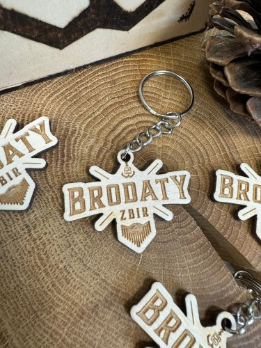 BrodatyZbir Brelok drewniany do kluczy LOGO.jpg