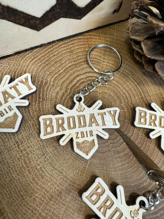 BrodatyZbir Brelok drewniany do kluczy LOGO.jpg