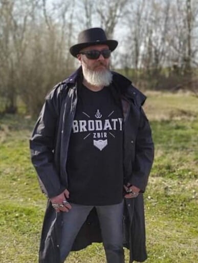 brodacz w koszulce brodaty zbir.jpg
