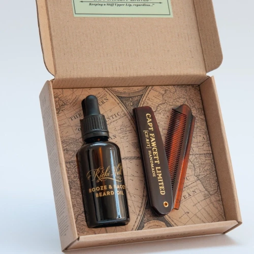 Zestaw grzebień + olejek do brody Ricki Hall Booze & Baccy Captain Fawcett 50 ml.webp
