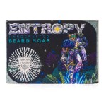 Mydlo-do-brody-Entropy-w-matowym-opakowaniu-z-kolorowa-grafika-fantastycznej-postaci-na-ciemnym-tle.-Niebieskie-napisy-ENTROPY-i-HANDCRAFTED-BEARD-SOAP,-logo-RareCraft-na-bialym-tle-obok..jpg