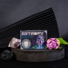 Mydlo-do-brody-w-kolorowym-opakowaniu-z-napisem-ENTROPY-HANDCRAFTED-BEARD-SOAP-na-okraglej,-ciemnej-podstawie,-obok-kamieni-szlachetnych-i-rozowej-peonii-na-zielonym-lisciu,-na-ciemnym-tle-z-nowoczesnym-wzorem..jpg