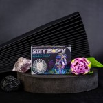 Mydlo-do-brody-w-kolorowym-opakowaniu-z-napisem-ENTROPY-HANDCRAFTED-BEARD-SOAP-na-okraglej,-ciemnej-podstawie,-obok-kamieni-szlachetnych-i-rozowej-peonii-na-zielonym-lisciu,-na-ciemnym-tle-z-nowoczesnym-wzorem..jpg