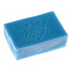 Mydlo-do-brody-w-ksztalcie-prostokatnej-kostki-w-kolorze-blekitnym,-z-matowa-faktura,-zdobione-wypuklym-logo-w-formie-plecionki.-Produkt-lezy-na-bialym-tle,-co-uwydatnia-jego-detale..jpg