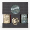 Zestaw-Groomen-zawiera-zel-pod-prysznic-zlota-etykieta-i-szampon-granatowa-etykieta-w-ciemnym-opakowaniu.-Z-przodu-widoczne-logo-Groomen-i-napis-Waterbased-Hair-Pomade-na-srednim,-okraglym-opakowaniu..jpg