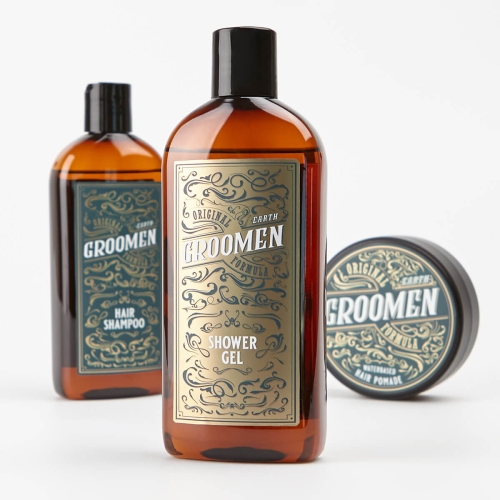 Zestaw-Groomen-trzy-brazowe-produkty-na-bialym-tle---zel-pod-prysznic-z-napisem-SHOWER-GEL-i-zlotym-logo,-szampon-z-napisem-HAIR-SHAMPOO-oraz-okragla-pomada-do-wlosow..jpg
