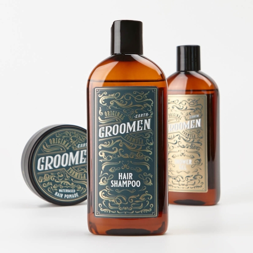 Zestaw-Groomen-szampon-do-wlosow-w-przezroczystej,-brazowej-butelce-z-czarna-nakretka-i-napis-HAIR-SHAMPOO-oraz-pomada-do-stylizacji-w-sloiku-z-napisem-WATERBASED-HAIR-POMADE-na-bialym-tle..jpg