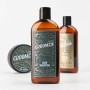 Zestaw-Groomen-szampon-do-wlosow-w-przezroczystej,-brazowej-butelce-z-czarna-nakretka-i-napis-HAIR-SHAMPOO-oraz-pomada-do-stylizacji-w-sloiku-z-napisem-WATERBASED-HAIR-POMADE-na-bialym-tle..jpg