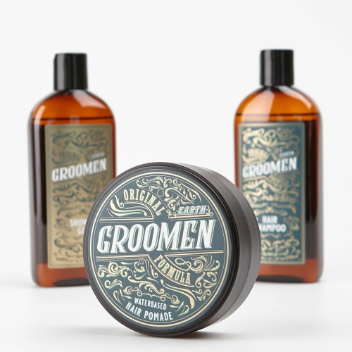 Zestaw-Groomen-do-ciala-i-wlosow-zawiera-czarna,-matowa-pomade-w-puszce-oraz-brazowe,-szklane-butelki-szamponu-i-odzywki,-wszystkie-na-bialym-tle-podkreslajacym-detale-i-czytelne-etykiety..jpg