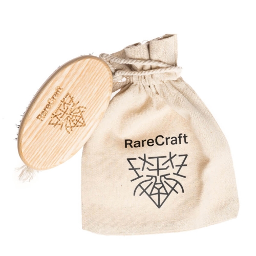 Kartacz-do-brody-RareCraft-wykonany-z-jasnego-drewna-jesionowego,-z-naturalnymi-wloskami,-umieszczony-obok-lnianego-woreczka-z-logo-marki.-Zblizenie-ukazuje-szczegoly-raczki-i-wzor-na-woreczku,-calosc-na-neutralnym-tle..jpg