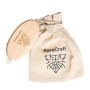 Kartacz-do-brody-RareCraft-wykonany-z-jasnego-drewna-jesionowego,-z-naturalnymi-wloskami,-umieszczony-obok-lnianego-woreczka-z-logo-marki.-Zblizenie-ukazuje-szczegoly-raczki-i-wzor-na-woreczku,-calosc-na-neutralnym-tle..jpg