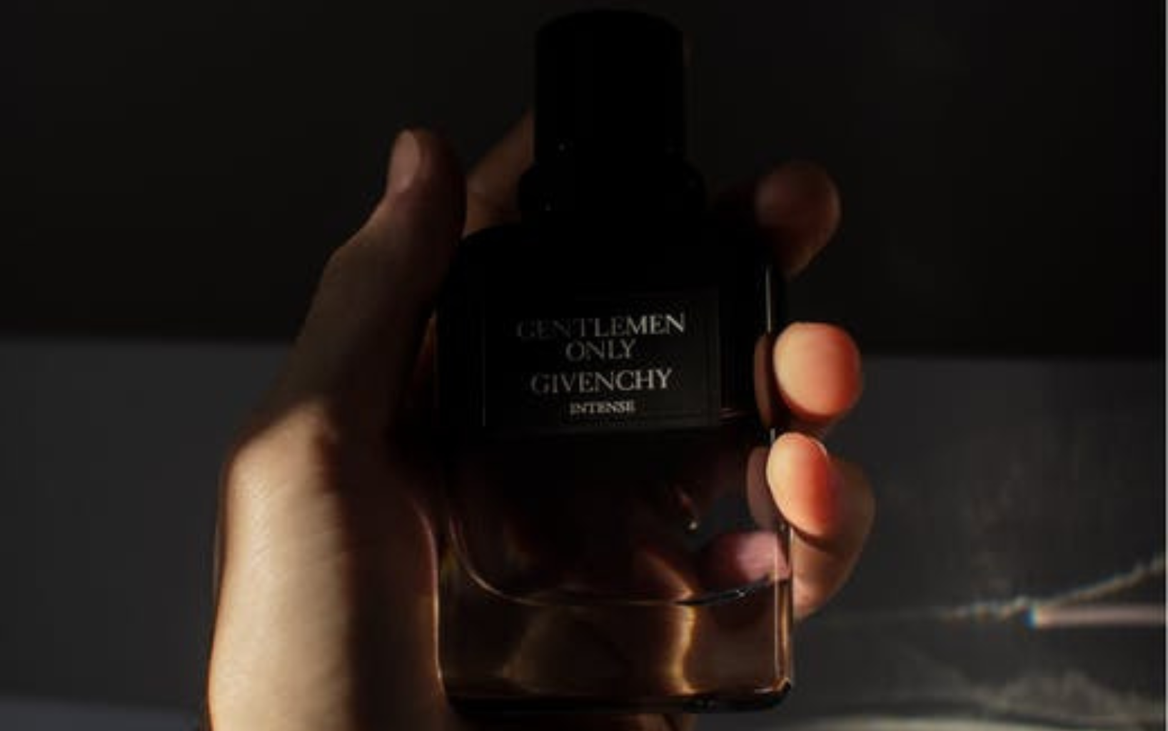 Słodkie perfumy dla kobiet i mężczyzn – jak wybrać idealny zapach?